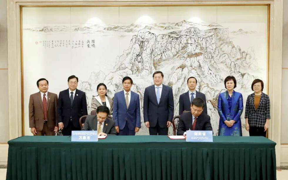 星空游戏环境向老挝万象捐赠7台环卫装备，助力“一带一路”建设