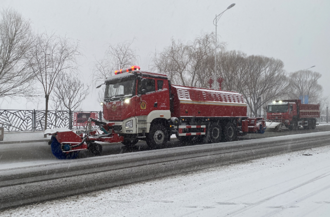 星空游戏环境除冰雪装备全力投入破冰作业，助力北京道路交通安全