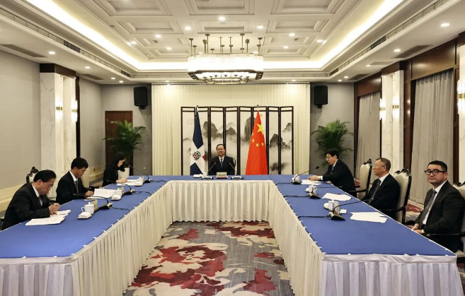 星空游戏环境“助力”多米尼加清运垃圾，毛伟明省长出席线上交接仪式
